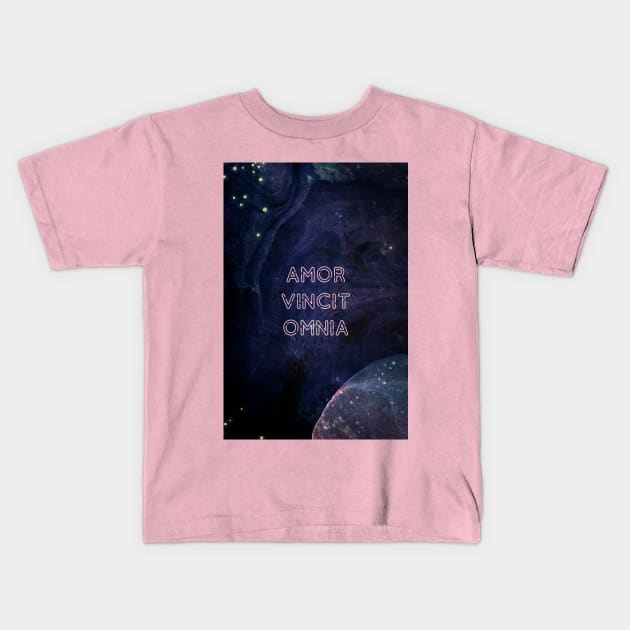 Amor Vincit Omnia Kids T-Shirt by missguiguitte